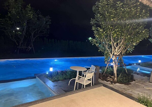 Chambre exécutive, 1 chambre, vue sur la piscine | Bureau, espace de travail pour ordinateurs portables