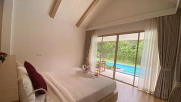 Executive Room, 1 Bedroom, Pool View | Desk, laptop workspace, free WiFi, bed sheets
