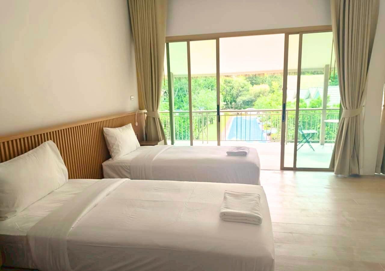 Executive-huone, 2 yhden hengen sänkyä, näköala uima-altaalle | Työpöytä, kannettavalle tietokoneelle sopiva työtila, ilmainen Wi-Fi