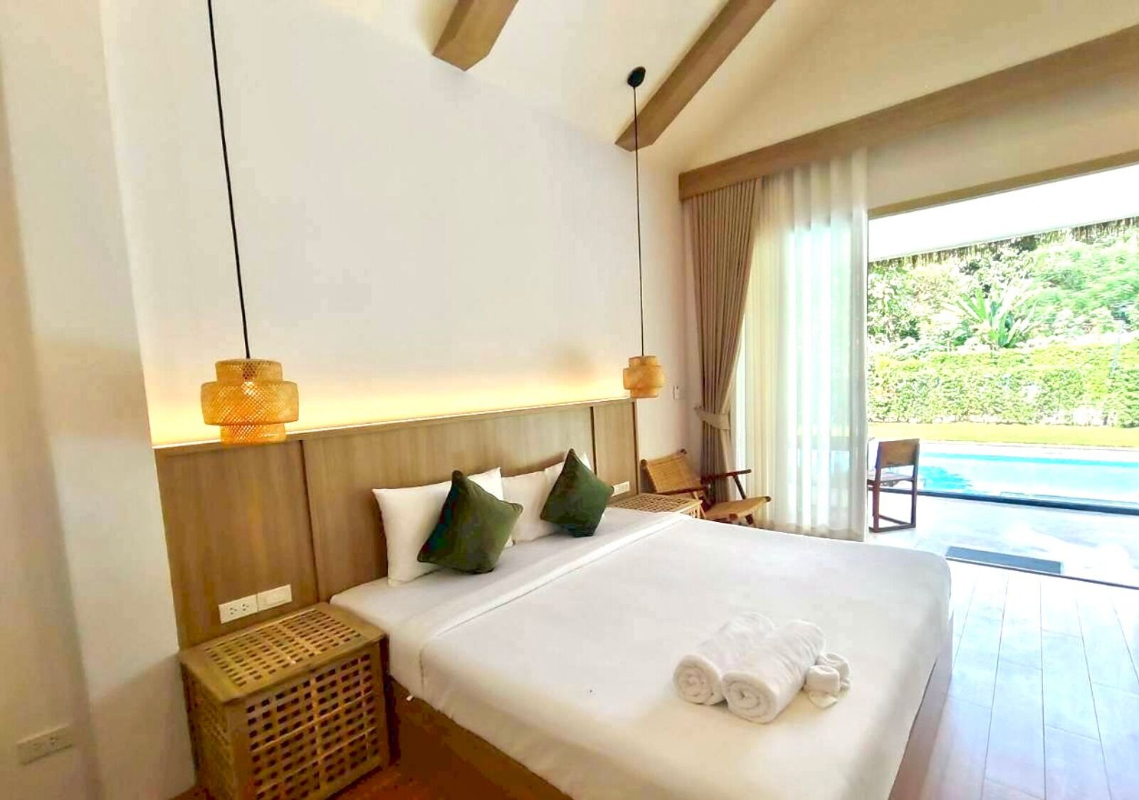 Desk, laptop workspace, free WiFi, bed sheets
