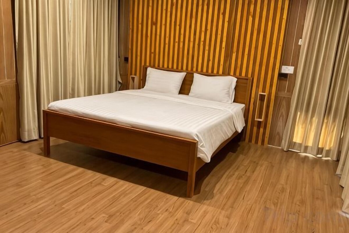 Desk, laptop workspace, free WiFi, bed sheets