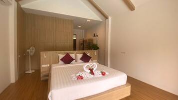 Executive Room, 1 Bedroom, Pool View | Desk, laptop workspace, free WiFi, bed sheets