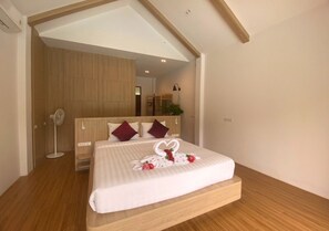 Executive Room, 1 Bedroom, Pool View | Desk, laptop workspace, free WiFi, bed sheets