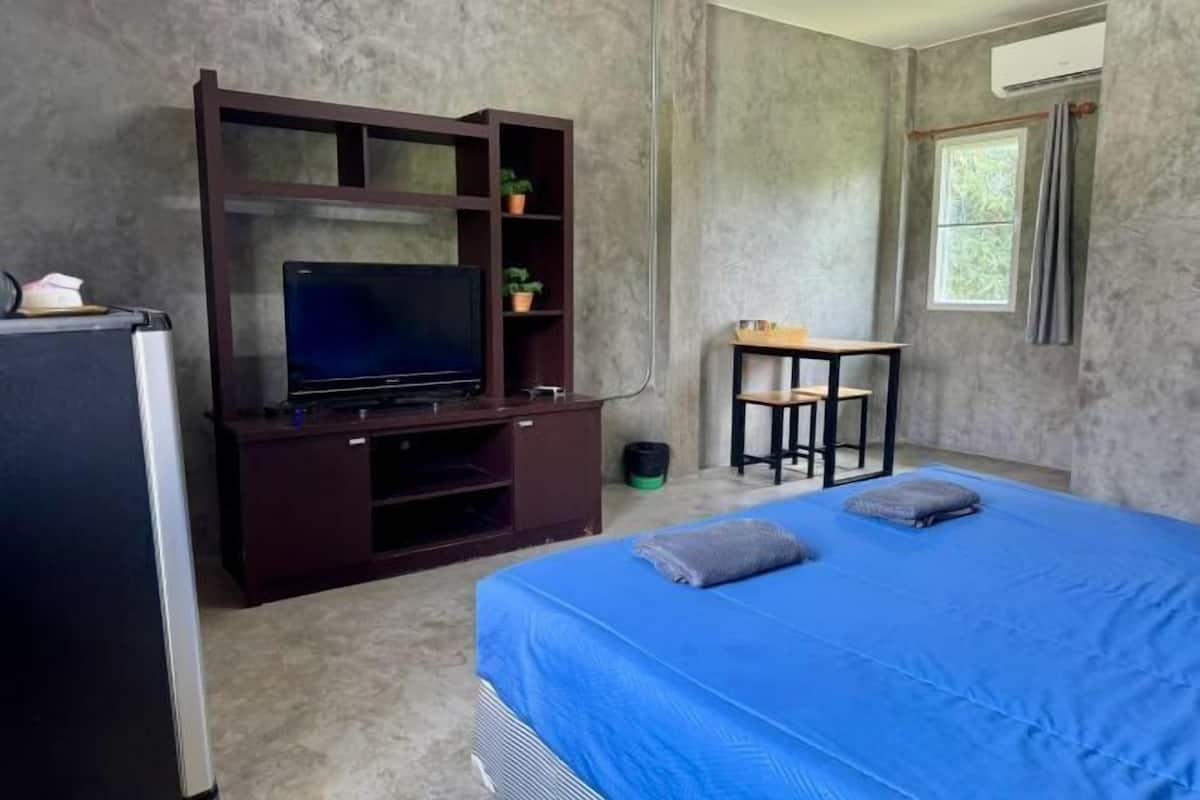 Escritorio, espacio para trabajar con laptop y wifi gratis