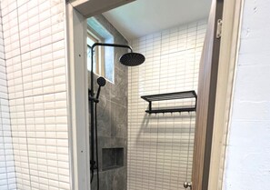 Quarto luxo, 1 quarto, vista para a piscina | Banheiro | Chuveiro, produtos de toalete grátis, chinelos, toalhas de banho