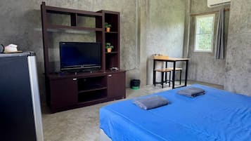 Basic Studio, Garden View | Desk, laptop workspace, free WiFi, bed sheets