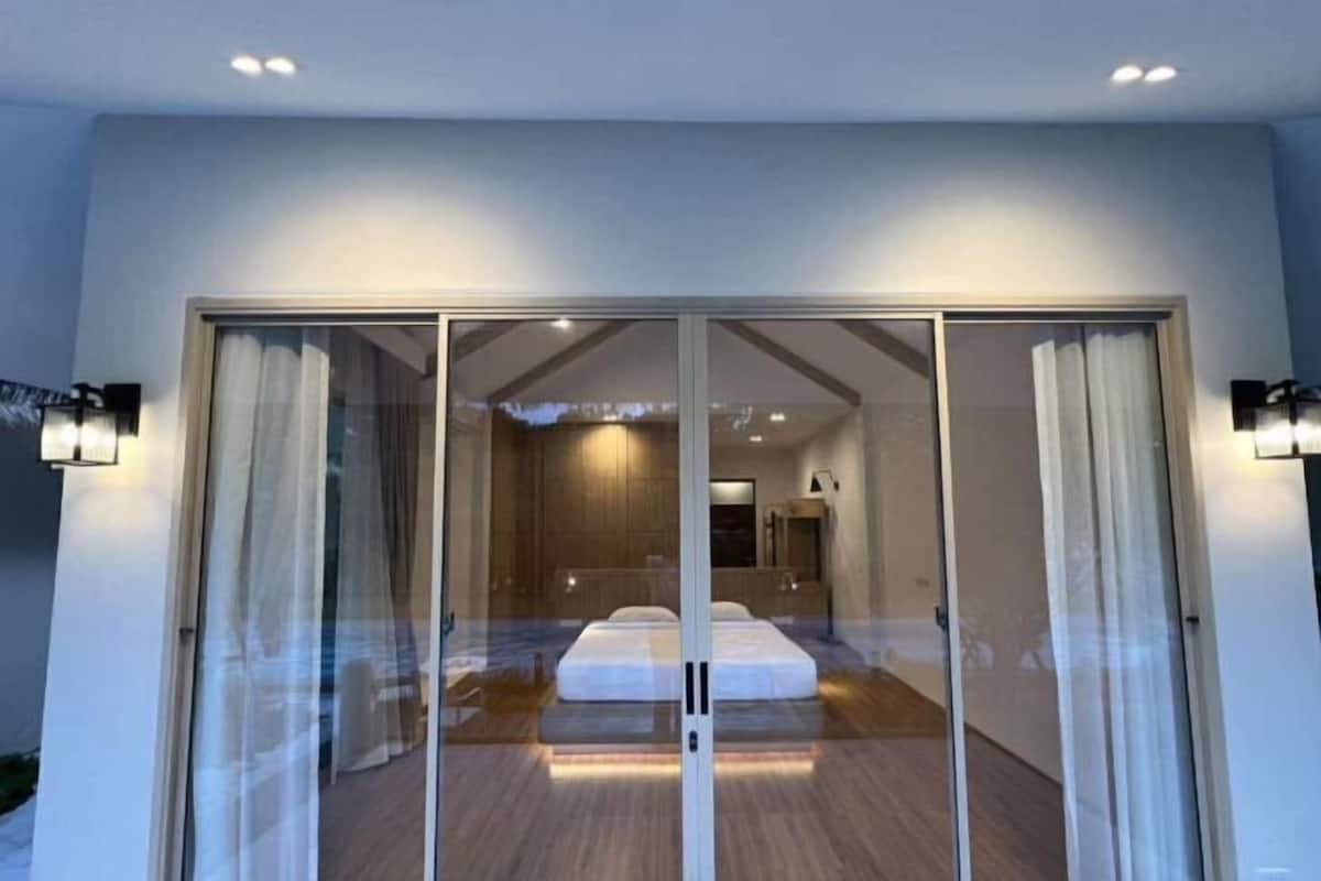 Desk, laptop workspace, free WiFi, bed sheets