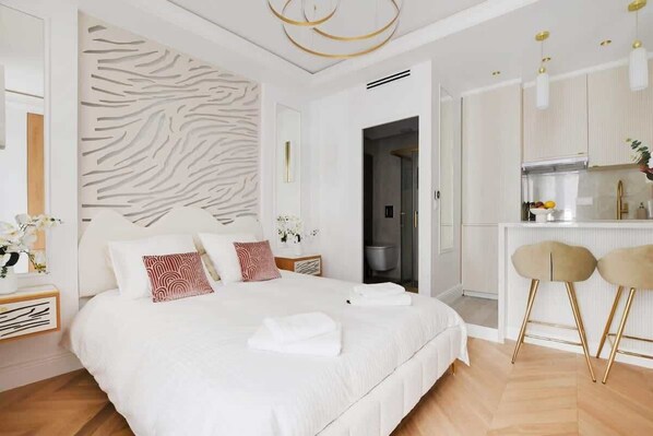 Iron/ironing board, WiFi, bed sheets