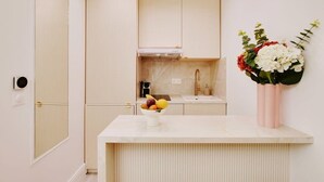 Eine moderne Küche mit einer Kochinsel, einem Spülbecken und einer dekorativen Vase mit Blumen.