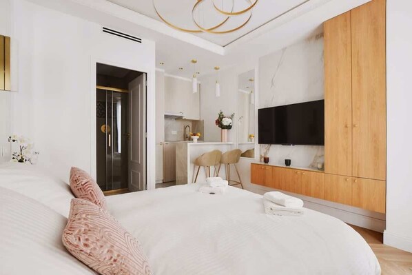 Iron/ironing board, WiFi, bed sheets