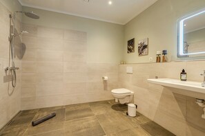 Dusche, Haartrockner, Handtücher, Toilettenpapier