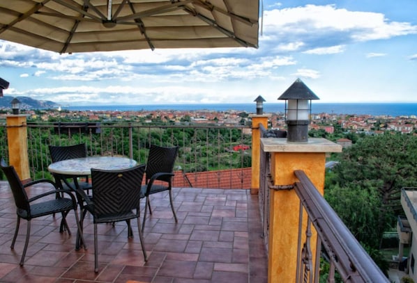 Outdoor dining - Villa Pineland with Sea View (Borghetto Santo Spirito)