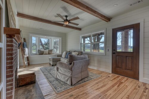 Old Turner - Remodeled Farmhouse w/Firepit, 2 BRs, near hikes. Dog-friendly!