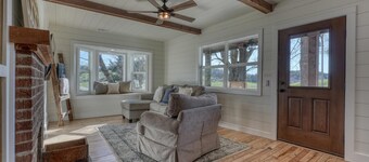 Old Turner - Remodeled Farmhouse w/Firepit, 2 BRs, near hikes. Dog-friendly!