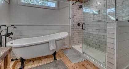 Old Turner - Remodeled Farmhouse w/Firepit, 2 BRs, near hikes. Dog-friendly!