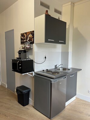 Fridge, microwave, stovetop, coffee/tea maker