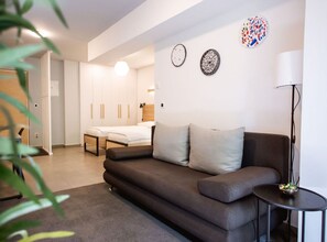 Estudio (Standard Studio Apartment - Maks 3) | Sala de estar | Televisión de pantalla plana de 32 pulgadas con canales por cable