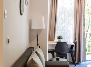 Estudio (Standard Studio Apartment - Maks 3) | Sala de estar | Televisión de pantalla plana de 32 pulgadas con canales por cable