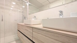 Shower, hair dryer, towels