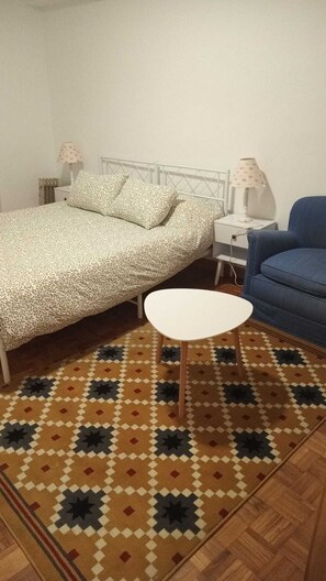 3 habitaciones, tabla de planchar con plancha, wifi y ropa de cama 