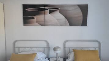 3 habitaciones, tabla de planchar con plancha, wifi y ropa de cama