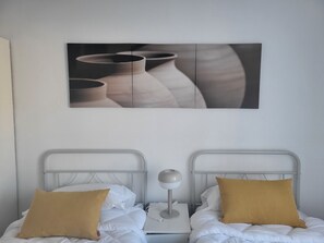 3 habitaciones, tabla de planchar con plancha, wifi y ropa de cama 