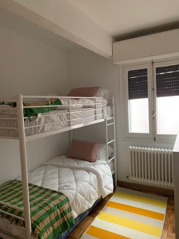 3 chambres, fer et planche à repasser, Wi-Fi, draps fournis
