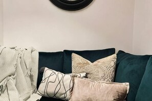 Room - 4 Bedroom Home w/ Free Parking - Tŷ Hapus Newport (Beechwood)