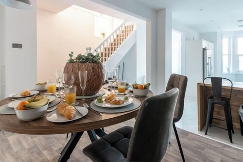 4 Bedroom Home w/ Free Parking - Tŷ Hapus Newport