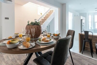 4 Bedroom Home w/ Free Parking - Tŷ Hapus Newport