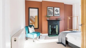 Unclassified image, 2 of 3, button - 4 Bedroom Home w/ Free Parking - Tŷ Hapus Newport (Beechwood)