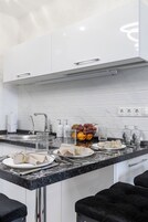 Refrigerador con freezer, microondas, horno, placa de cocina