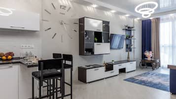 Comfort-Apartment, Blick auf den Innenhof | Wohnbereich | 40-Zoll-LCD-Fernseher mit Kabelempfang