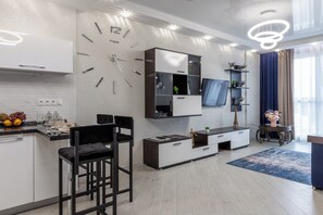 Comfort appartement, uitzicht op de binnenplaats | Woonruimte | Een 40-inch lcd-televisie met kabelzenders