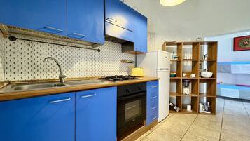 Fridge, oven, stovetop, coffee/tea maker