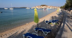 Chaises longues, serviettes de plage