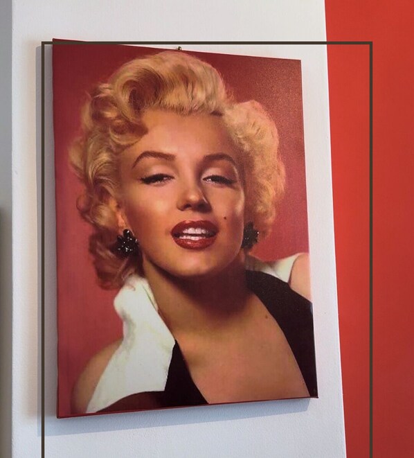 公寓, 空调, 城市景观 | 起居区 | 32-英寸智能电视（配备卫星频道）、Netflix、  流媒体服务