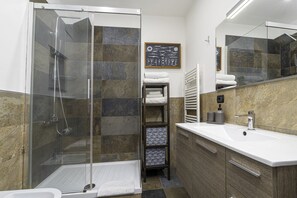 Departamento, aire acondicionado, vista a la ciudad | Baño