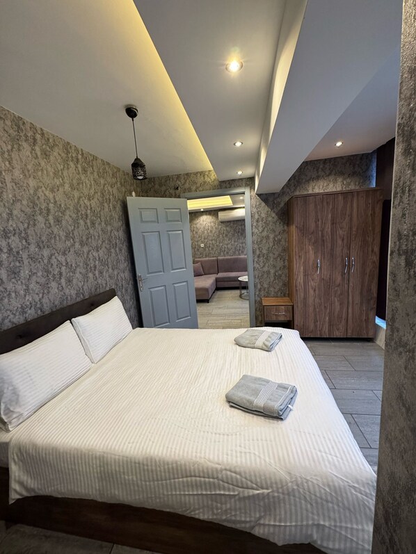 Escritorio, espacio para trabajar con laptop y wifi gratis