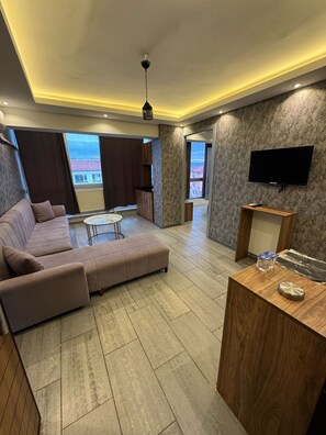 Escritorio, espacio para trabajar con laptop y wifi gratis