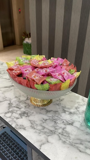 Escritorio, espacio para trabajar con laptop y wifi gratis