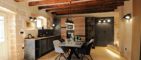 Réfrigérateur, micro-ondes, four, plaque de cuisson