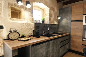 Kühlschrank, Mikrowelle, Ofen, Herdplatte