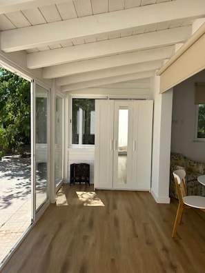 32-inch flat-screen TV with cable channels, Netflix, streaming services - Quinta Verde Algarve (Faro)