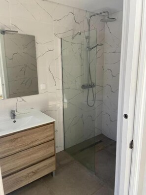 Deluxe Double or Twin Room | Bathroom | Hair dryer, towels, soap, shampoo - Quinta Verde Algarve (Faro)