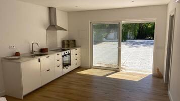 Deluxe Studio, 1 Queen Bed, Non Smoking | Private kitchen | Coffee/tea maker, electric kettle