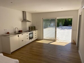 Deluxe Studio, 1 Queen Bed, Non Smoking | Private kitchen