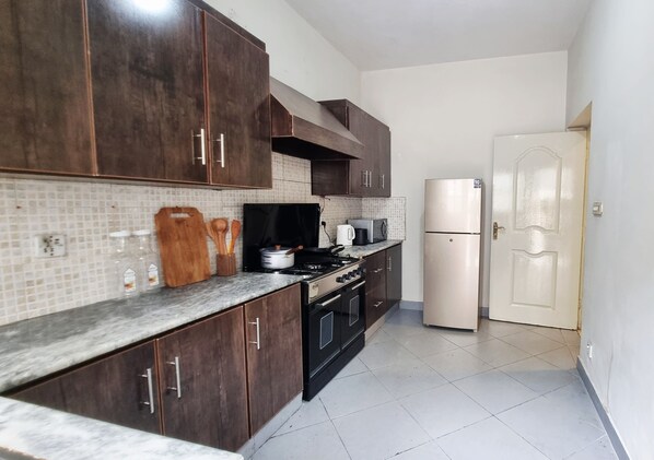 Fridge, microwave, oven, stovetop
