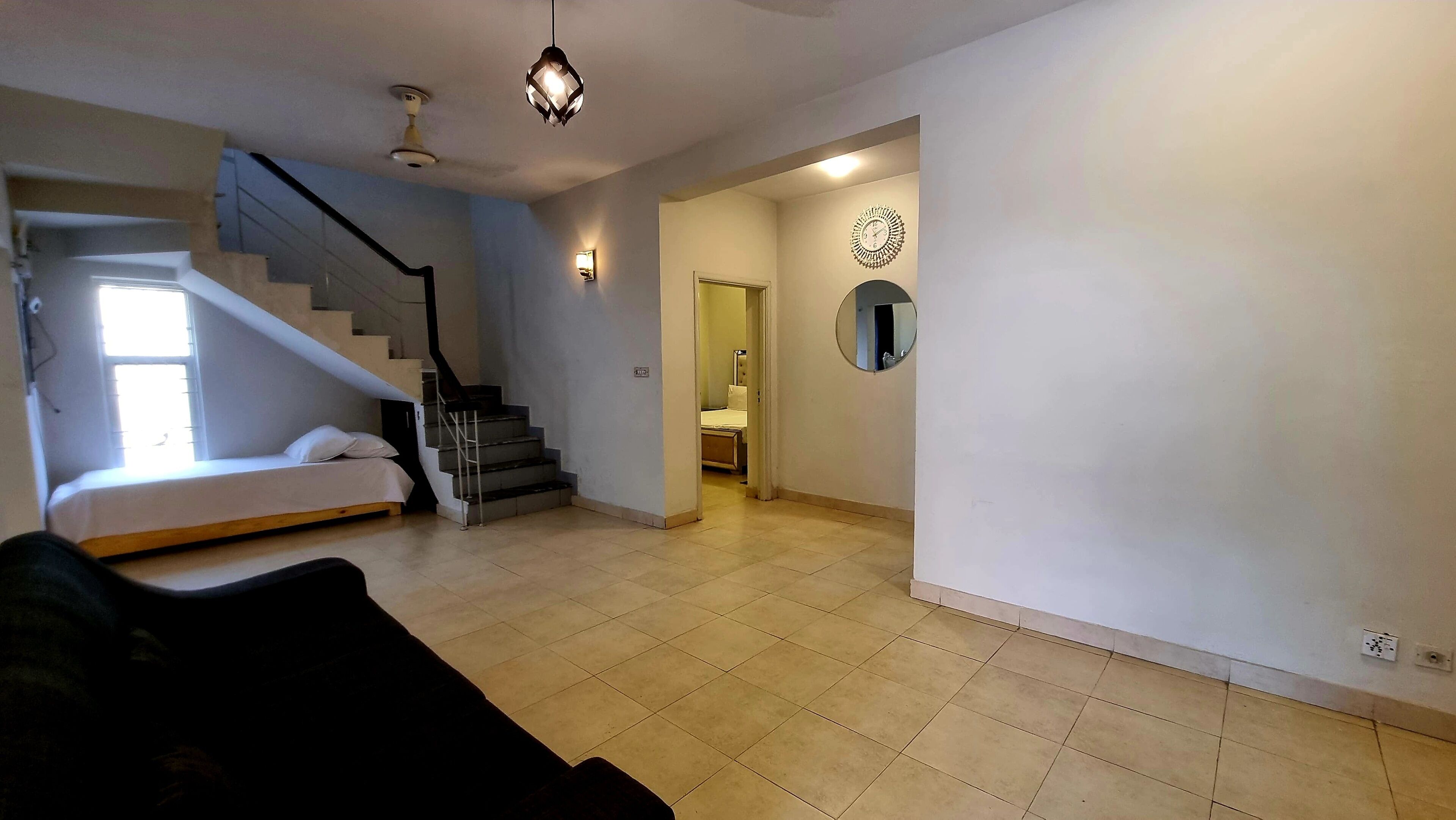 4 Schlafzimmer, Schreibtisch, schallisolierte Zimmer