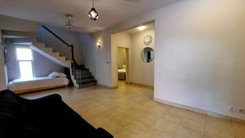 4 Schlafzimmer, Schreibtisch, schallisolierte Zimmer